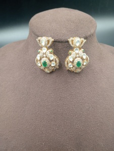 Boucles d'oreilles pendantes en cristal vert Amaira Jewels, strass blancs, design floral argenté, design ethnique pour femmes, provenant du Rajasthan - Product Image 6