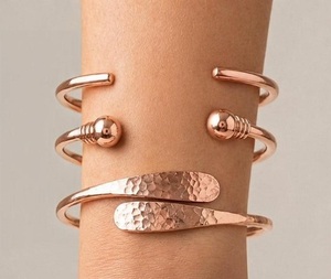Bracelets magnétiques modernes martelés en laiton plaqué or cuivre pur à 99,99 % pour la vente en gros de bijoux artisanaux en métal – Idéal pour la Fête des Mères - Product Image 3