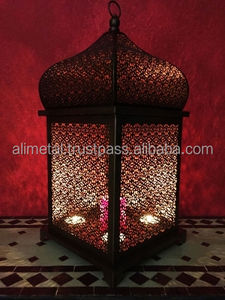 Linterna de vela de mesa marroquí de metal con diseño grabado para el hogar y totalmente personalizable. - Product Image 5