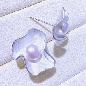 Pendientes de Perlas de Agua Dulce con Flores Mate Esmeriladas de Estilo Retro de Hong Kong para Mujer, Joyería de Estilo Frío para el Trabajo, de Fábrica de Zhuji - Product Image 4