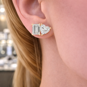 Boucles d'oreilles clous en émeraude taille cœur cultivée en laboratoire, plaqué or rhodié 18 carats, poids total 4,00 carats, sertissage à collet, pour soirée - Product Image 1