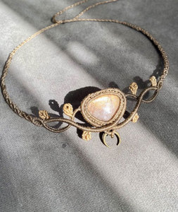 Collar Colgante de Macramé Hecho a Mano con Piedra Lunar Marrón Ajustable, Amuleto Bohemio de Luna, Joyería de Cristal Curativo al por Mayor - Product Image 4