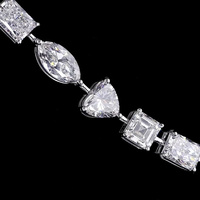 Collier pendentif de luxe en diamants multi-tailles cultivés en laboratoire avec chaîne à maillons en or blanc pour occasions de mariage féminines, design tendance