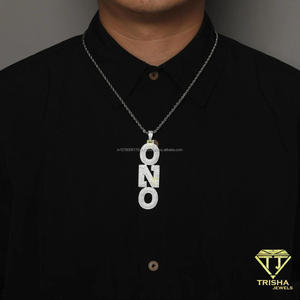 Pendentif personnalisé en moissanite de luxe avec nom, arrangement vertical des lettres, entièrement étincelant - Product Image 5