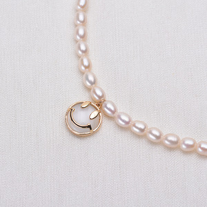 Collar con Colgante de Cara Sonriente de Diseño Original, Perla Natural de Agua Dulce de 4-5 mm, Forma de Metro, Estilo Moderno - Product Image 3