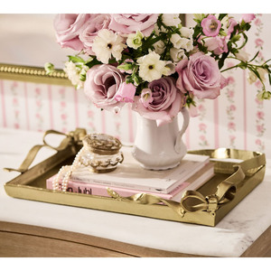 Magnifique plateau de service rectangulaire doré avec finition texturée et élégants accents de nœuds en ruban pour une décoration intérieure luxueuse - Product Image 4