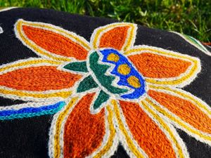 Funda de cojín bordada a mano Kashmiri Magic: Funda de cojín bordada a mano para decoración del hogar estilo boho - Funda de cojín hecha a mano en India. - Product Image 4