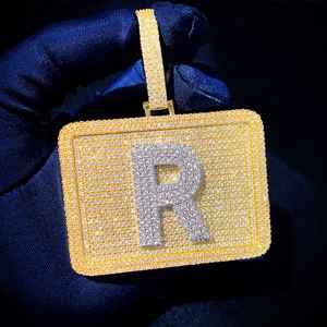 Colgante de Lujo con Letra R y Diamantes Moissanite VVS, Chapado en Oro, Joyería Hip Hop - Product Image 3