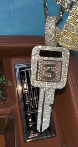 Colgante de llave de coche con diseño único, estilo Hip Hop, con incrustaciones de Moissanita, en plata de dos tonos, con logotipo personalizado, joyería para hombre estilo rapero - Product Image 4