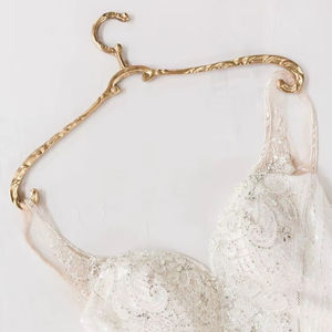 Elegante Perchero de Latón para Exhibición en Boutiques, Material de Hierro de Alta Calidad con Recubrimiento en Polvo de Larga Duración - Product Image 1