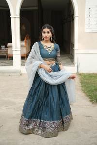 Conjunto de Lehenga Choli de Diseñador Shimmar con Trabajo Zari Plateado-Dorado y Dupatta con Moti Arcoíris - Product Image 2