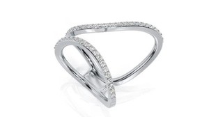 Anillo de Compromiso de Moissanita Estilo Ondulado, Plata de Ley 925, Chapado en Oro Blanco, Banda Curva Elegante, Brillante y Certificado de Lujo - Product Image 2