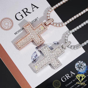 Pendentif croix unisexe en argent sterling 925 avec diamants de laboratoire, serti de pierres baguette et finition brillante effet glacé - Product Image 6