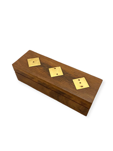 Boîte à dés classique en bois naturel de 5 pouces avec jeu de 5 dés, support de rangement fait main pour les sessions de jeux de société et les divertissements de fête - Product Image 3