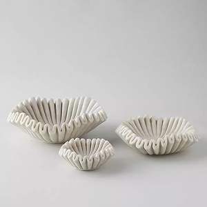 Jarrón de Mármol con Borde Ondulado en Forma de Flor, Hecho a Mano con Diseño Contemporáneo para Decoración de Sala de Estar - Product Image 3