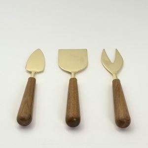 ชุดอุปกรณ์เสิร์ฟชีสสแตนเลสสตีลทำมือแบบกำหนดเองได้ ขัดเงาสีทอง พร้อมด้ามจับไม้ สำหรับใช้ในบ้าน โรงแรม และร้านอาหาร - Product Image 2