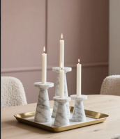 Ensemble de porte-bougies en marbre de qualité supérieure avec plateau décoratif en métal pour centre de table, décoration intérieure élégante et salle à manger.