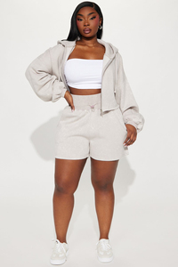 Conjuntos Deportivos de Ropa para Mujer con Logotipo Personalizado OEM, Conjuntos de Sudadera Corta de Alta Calidad, Conjuntos de Dos Piezas con Sudadera Corta y Pantalones Cortos para Mujer - Product Image 4