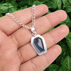 Colgante de diseño unisex hecho a mano con topacio azul clásico en latón bañado en plata, con engaste de bisel en forma de ataúd. - Product Image 3