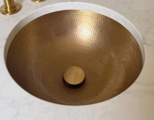 Lavabo de Latón Delicate Metals DS-165, Acabado Martillado en Latón Antiguo, Lavabo Tipo Vaso para Baños de Lujo - Product Image 2