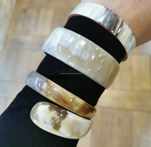 Elegante brazalete de cuerno de búfalo hecho a mano, pulseras de puño Premium para mujer - Product Image 1