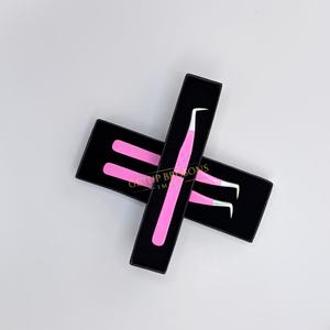 Pinzas para Pestañas de Acero Inoxidable con Punta de Fibra Duradera, Diseño de Corazón Recortado, Recubrimiento en Polvo Rosa Claro, 90 Grados - Product Image 1