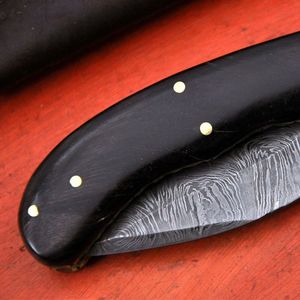 Cuchillo de Caza de Acero de Damasco con Hoja de Punta Caída y Borde Biselado, Mango Negro con Pernos de Latón, Herramienta de Supervivencia para Exteriores - Product Image 3