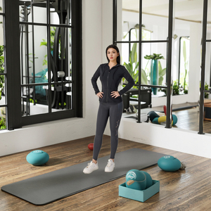 Ensemble de vêtements de sport respirant en spandex et polyester sans couture : veste de yoga à capuche noire avec fermeture éclair intégrale et leggings taille haute avec trous pour les pouces - Product Image 4