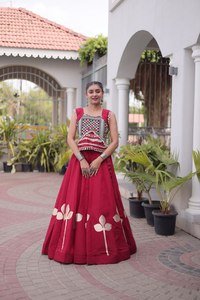 Lehenga Choli de Seda Romana de Diseño con Atractivo Patrón Pan Patti Gota, 6 Metros de Falda y Trabajo de Encaje con Espejos - Product Image 4