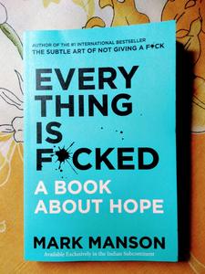 Livre de développement personnel et de réflexion sur la mentalité de Mark Manson - Édition anglaise en broché, 224 pages - Product Image 5