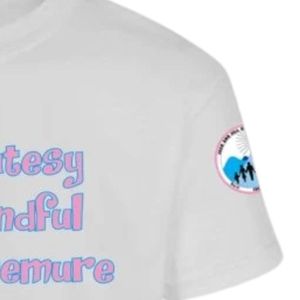 เสื้อยืดแขนสั้นลายกราฟิกสีเทาอ่อนสำหรับวัยรุ่น พิมพ์ลายตัวอักษรสีสันสดใส คอกลม สวมใส่สบาย น้ำหนักเบา เหมาะสำหรับทุกวัน - Product Image 3