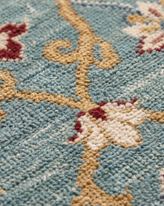 Tapis de couloir Oushak en laine bleu aqua, motif floral ivoire, bordure moderne vieillie, tufté à la main, antidérapant, écologique - Product Image 4