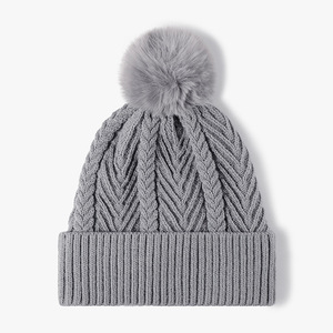 Bonnet pompon en fausse fourrure en gros pour les acheteurs de boutiques américaines, idéal pour les lignes de vente au détail par temps froid - Product Image 2