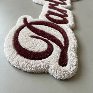 Tapis décoratif doux et unique Darling, tufté à la main, avec typographie et motif script bordeaux, pour la décoration de chambre et de salon - Product Image 6