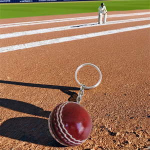 Porte-clés compact en cuir Cricket Red Ball avec attrait sportif et design léger - Product Image 1