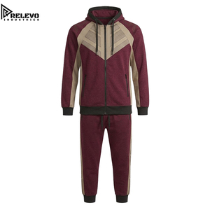 Conjunto Deportivo Urbano Artístico Moderno Premium para Hombre, Sudadera con Capucha de Manga Larga Color Granate con Paneles Geométricos en Contraste - Product Image 1