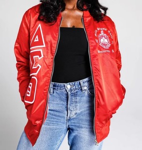 Chaqueta Bomber Roja de Alta Calidad con Cremallera Delta/Sigma/Theta, Letras Griegas de Hermandad, Acolchado y Forro Interior de Satén - Product Image 4