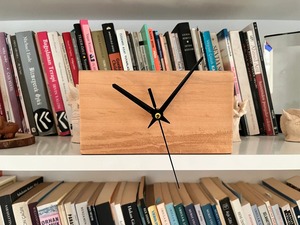 Horloge de bureau traditionnelle en bois, forme circulaire, mouvement silencieux à mouvement continu, finition naturelle, pièce d'accentuation pour la décoration de bureau et de maison, sonnerie horaire - Product Image 3