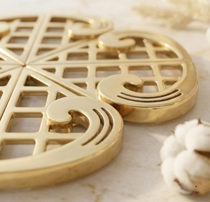 Juego de Salvamanteles Metálicos con Diseño de Flor Dorada, Resistentes al Calor, Salvamanteles de Trébol de Cuatro Hojas, Decoración para Mesa de Comedor - Product Image 5