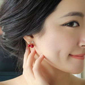Boucles d'oreilles clous en forme de cerise avec moissanite sertie griffe, plaqué argent, bijoux de mariage unisexe, design fruit mignon - Product Image 2