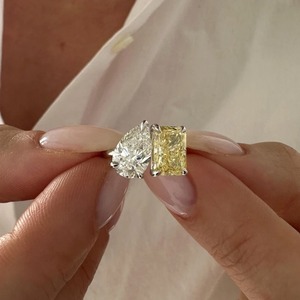 Bague Toi et Moi en Or Massif avec Diamant de Laboratoire Certifié IGI Pureté VVS2 1,5 Carat, Taille Poire Radiant Jaune Vif Fantaisie - Product Image 3