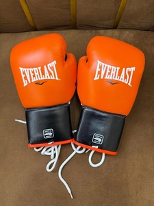 Gants de boxe personnalisés avec logo, en cuir véritable, à lacets, pour entraînement et sparring, orange et noir, pour adultes. - Product Image 6