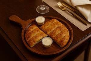 Tabla para Servir Pizza de Madera Natural Ecológica con Incrustaciones Doradas, Moderna y de Lujo, Apta para Lavavajillas - Product Image 2