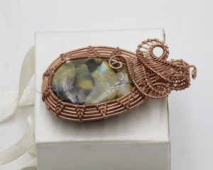 Pendentif en améthyste naturelle avec enroulement en fil de cuivre, bijoux en pierres précieuses faits à la main, taille libre, pendentif en cristal de guérison - Product Image 1