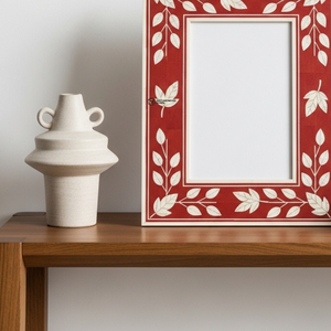 Cadre photo décoratif artisanal en os incrusté de motifs floraux rouges - Product Image 4