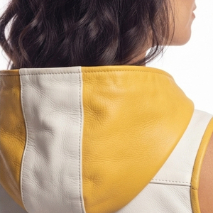 Chaleco de cuero con capucha para mujer, sin mangas, con cinturón, múltiples bolsillos frontales con cremallera, OEM - Product Image 5