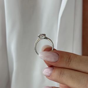 Bague solitaire en diamant de laboratoire ovale de 1,5 carat, sertie clos, bague de fiançailles conique, monture basse unique, certifiée IGI - Product Image 5