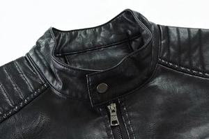 Blouson moto en cuir noir pour homme, col montant, fermeture éclair, coupe ajustée, couleur unie, manches classiques, idéal pour l'automne - Product Image 4