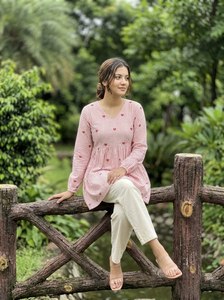 Ensemble Traditionnel de Fête en Coton avec Haut Brodé Cœur Col V Manches Longues et Pantalon en Lin Coton à Volants et Taille Élastique avec Poches - Product Image 3