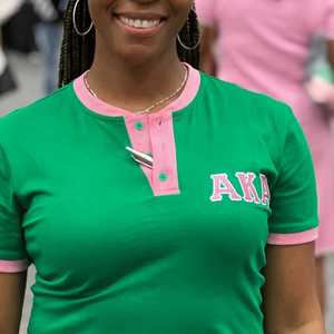 Chemise Henley verte AKA pour femme, broderie de lettres grecques, patte de boutonnage premium, haut décontracté, tissu de haute qualité, coupe confortable - Product Image 6